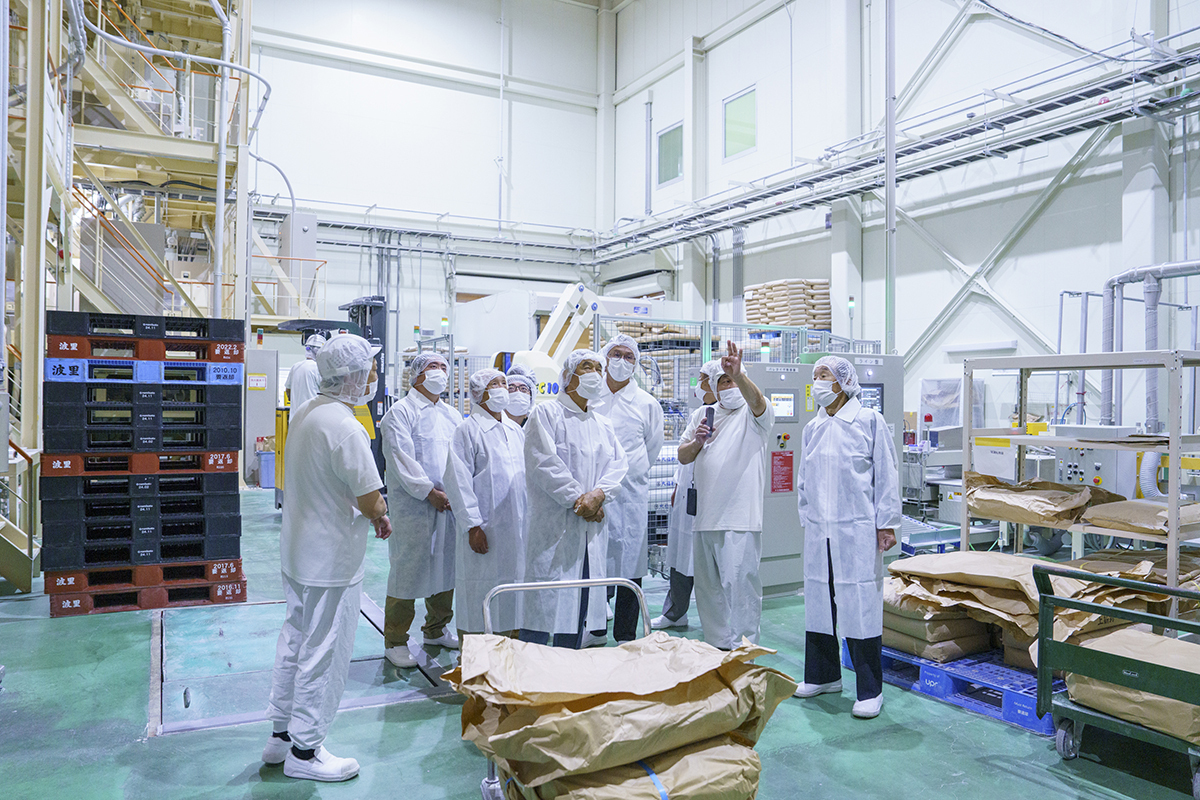 米粉用米の生産拡大を目指す「米粉用米拡大事業施策」の第二弾を実施。 米粉製造のパイオニア・株式会社波里の工場見学会をレポート。